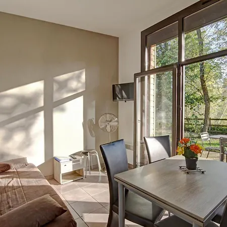 Confortables Au Bord D'un Etang Avec Terrasse, Jardin Et Nombreuses Activites. - Fr-1-496-78 Holiday home Veauchette
